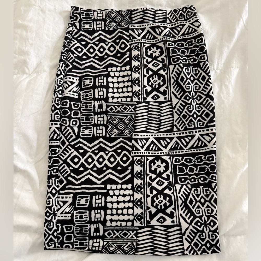 Forever21 Women’s Black and White Tribal Print Skirt- Small